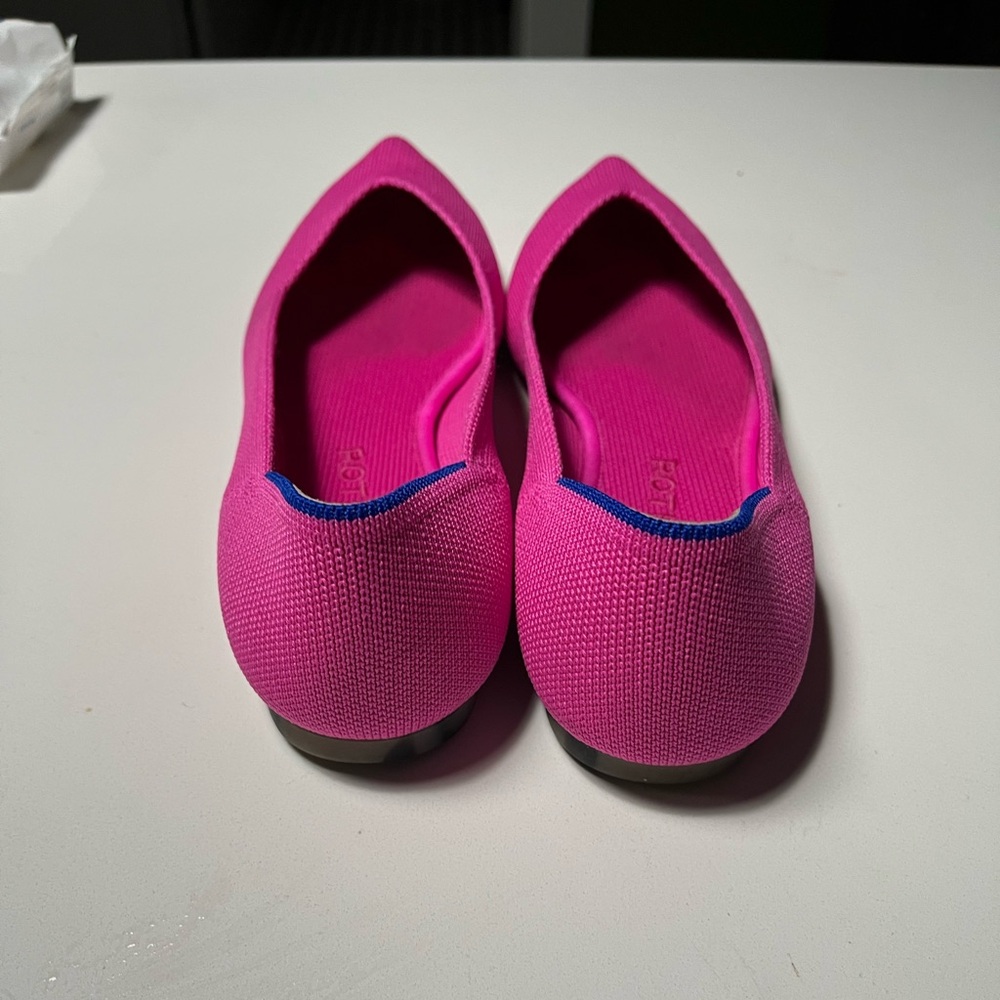 Rothys pointy toe dragonfruit size 8, great condition.
